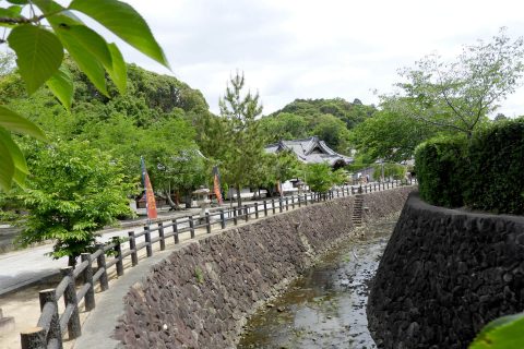 参道に沿って流れる長屋川